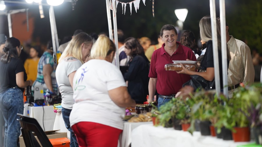 Apóstoles: El Ministro Adolfo Safrán visitó la feria de la Noche Agricultura, donde dialogó con expositores y vecinos del Municipio