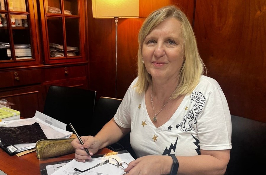 Apóstoles: El Municipio reforzará su parque vial con nueva retro excavadora, la Intendente María Eugenia Safrán firmó este jueves un convenio para la adquisición