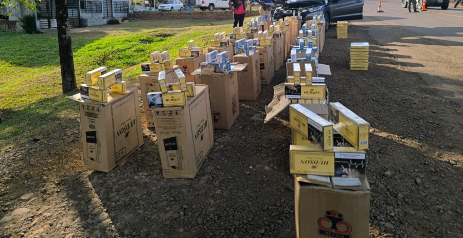 Automóvil que arremetió contra un dispositivo de control llevaba más de 16 mil paquetes de cigarrillos: El rodado presentaba pedido de secuestro por robo