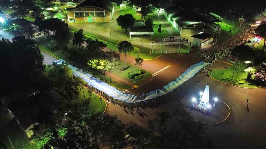 La ciudad misionera de Apóstoles vivió una emotiva vigilia en el marco del Día del Veterano y los Caídos en la Guerra de Malvinas