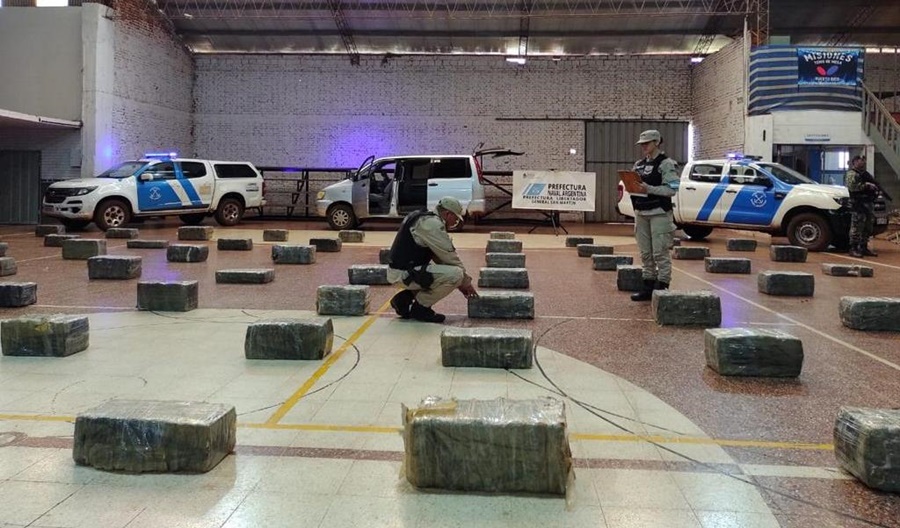 Prefectura Naval Argentina incautó más de 1600 kilos de marihuana: Por el hecho hay dos individuos detenidos, la droga era trasladada en una camioneta con patente paraguaya