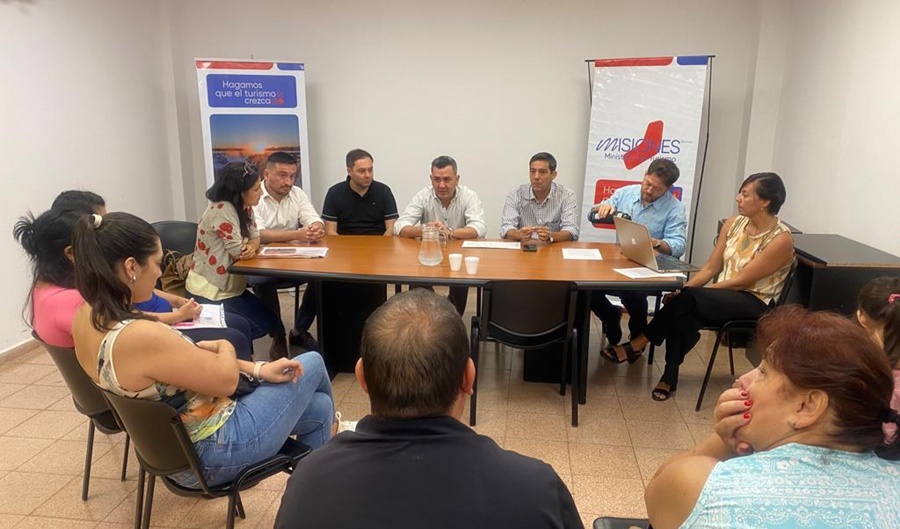 Misiones: Ministros de Turismo y Gobierno se reunieron con damnificados por viajes truchos