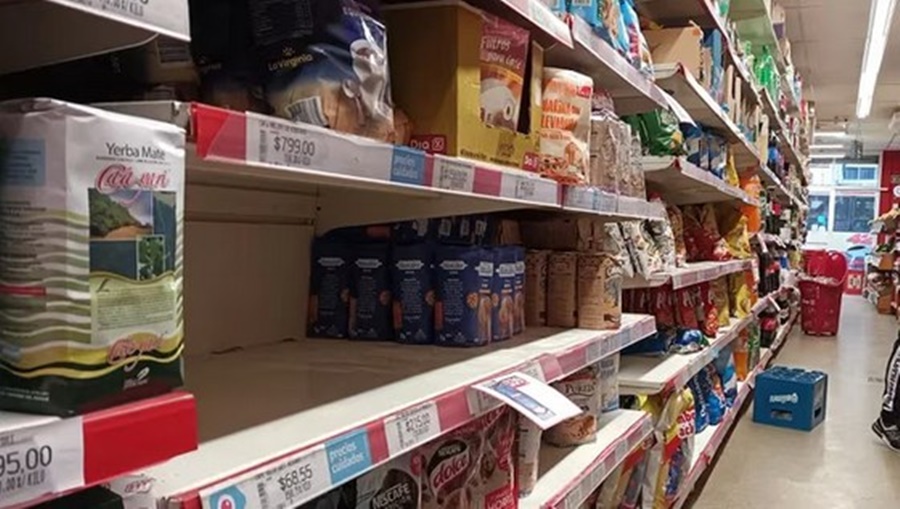 La devaluación se siente en las góndolas con aumentos de hasta 30% y sin cuotas para financiar las compras, los pequeños comercios ya recibieron listas con altas subas