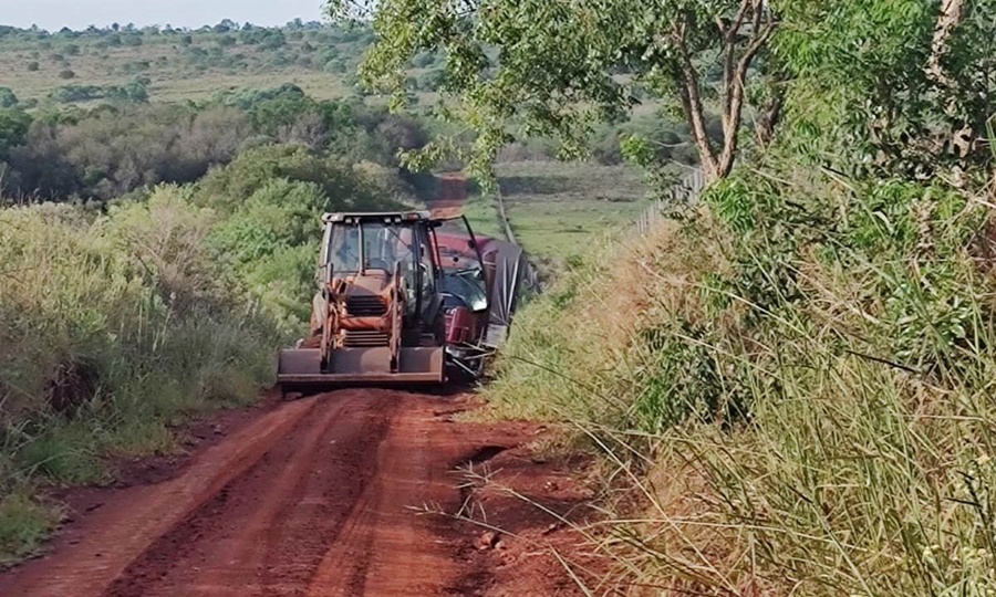 Misiones: Cayó en una zanja un camión con carga de granos de soja, que circulaba por caminos rurales evadiendo presumiblemente el control de ATM