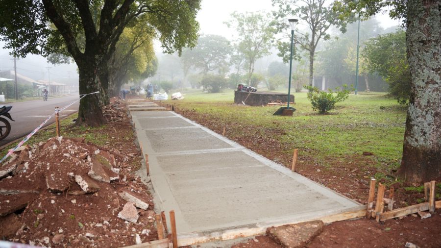 Apóstoles: Obras de mejoras de veredas en plazoletas de Avenida Sarmiento, permitiendo a los vecinos disfrutar de un espacio público renovado y más seguro