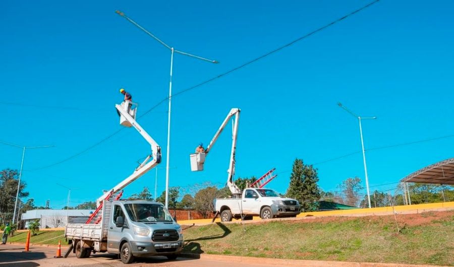 La Dirección Provincial de Vialidad instaló nuevas luminarias en un tramo de la Travesía Urbana de Posadas que integra la ciudad de Posadas y la localidad de Garupá con la Ruta Nacional N° 12