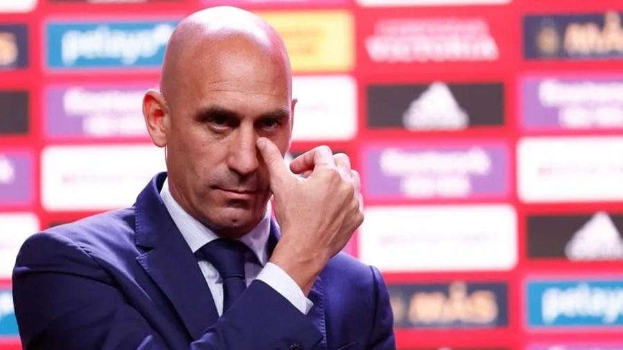 Luis Rubiales renunció a la presidencia de la Federación Española de Fútbol tras la sanción de la FIFA