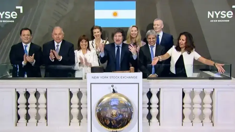 El Presidente Javier Milei tocó la campana en Wall Street y abrió la jornada bursátil