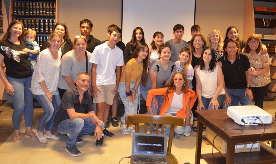 Entre libros y tambos, estudiantes narraron su propia historia laboral y escolar en un documental