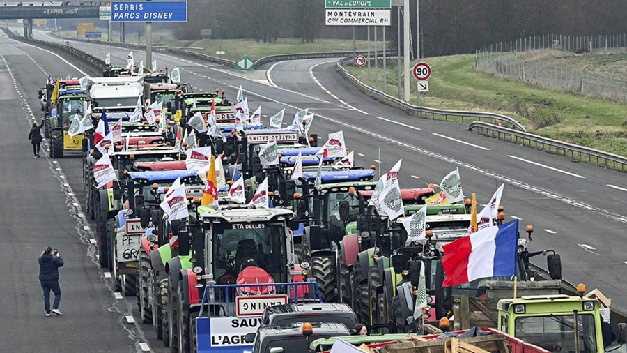 Agricultores franceses mantienen las protestas en las afueras de París