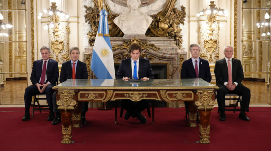 Con dos anuncios, el Presidente Javier Milei reforzó su estrategia de priorizar el equilibrio fiscal de cara a la campaña electoral