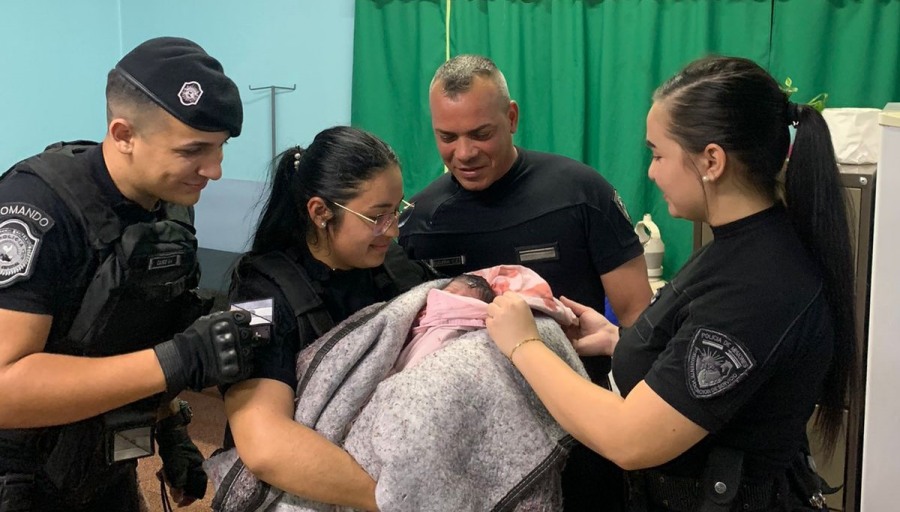 Posadas: Patrulla policial asistió a una embarazada que dio a luz en su casa