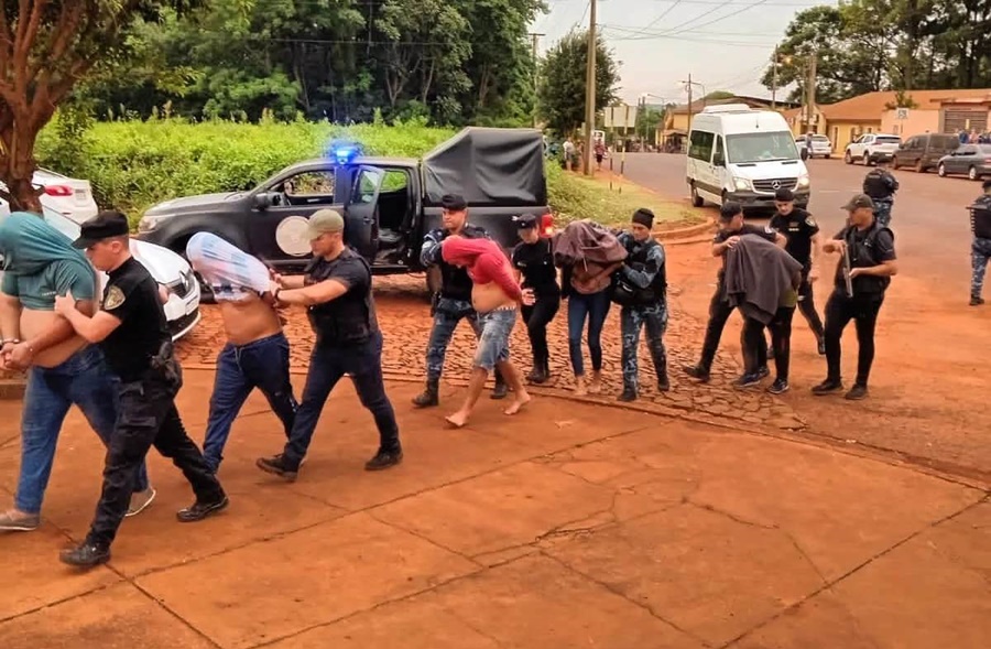 La Policía de Misiones desarticuló una banda criminal organizada dedicada a robos calificados y de vehículos: uno de los delincuentes atropelló a tres policías