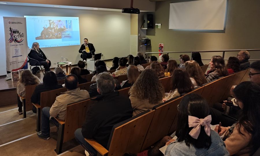 Inauguraron el ciclo Ruta Arte en la ciudad de Posadas con un conversatorio del reconocido creador Andrés Paredes