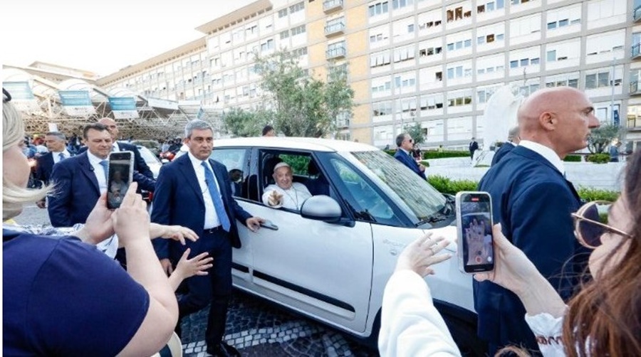 El Papa Francisco fue dado de alta, visitó a la Virgen y retomó la actividad