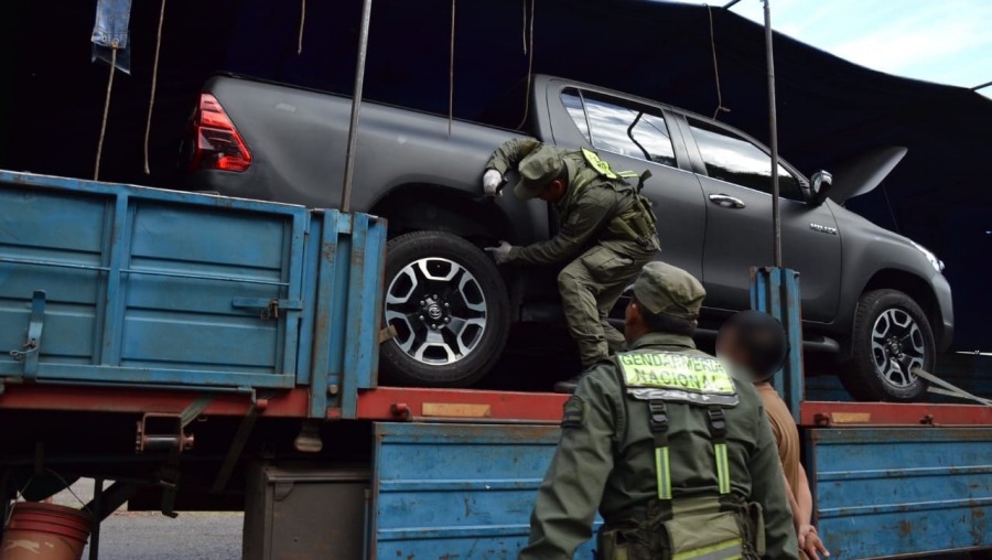 Gendarmería Nacional recuperó un vehículo robado: Se trataba de una pick-up que era trasladada sobre el semirremolque de un camión