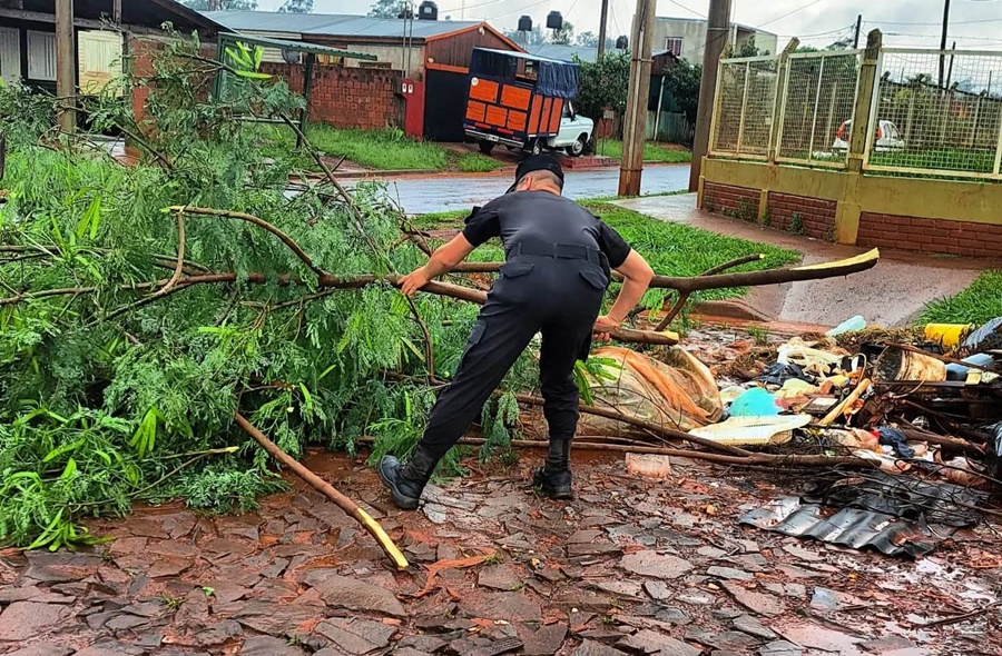 La Policía de Misiones lleva a cabo tareas conjuntas de asistencia por las inclemencias climáticas
