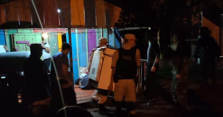 Prefectura Naval Argentina colabora con la comunidad afectada por la crecida del Río Uruguay en la localidad misionera de El Soberbio