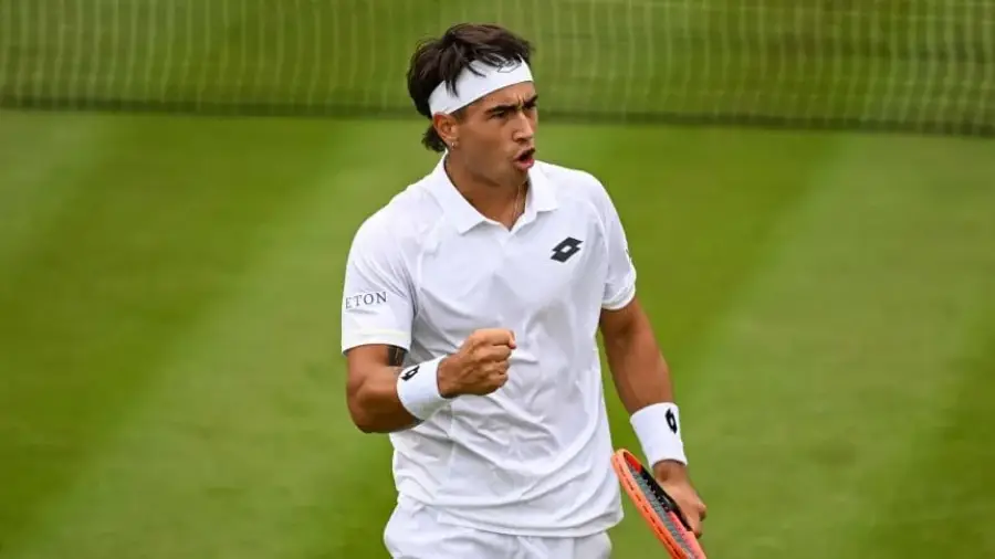 Tenis: Francisco Comesaña ganó y sigue haciendo historia en Wimbledon, Tomás Etcheverry se despidió del torneo