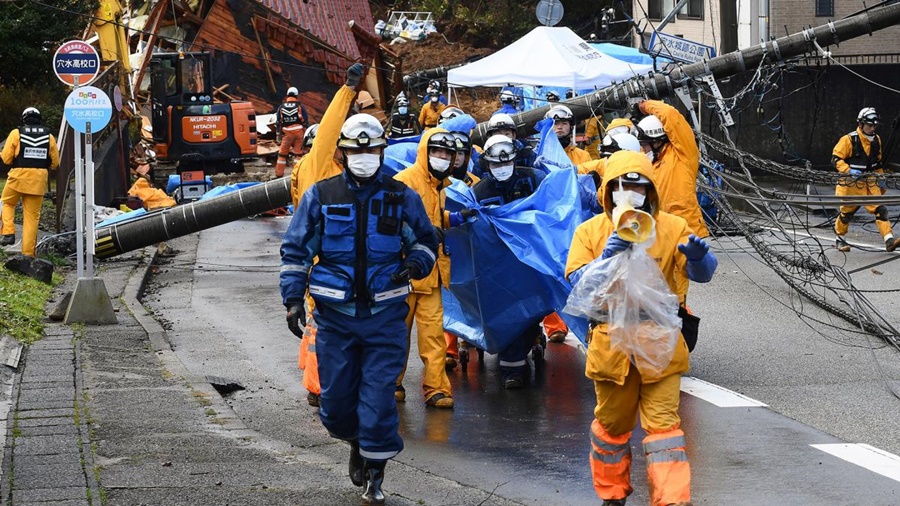 Japón: A cinco días del sismo, hallaron viva a una mujer de 90 años bajo los escombros