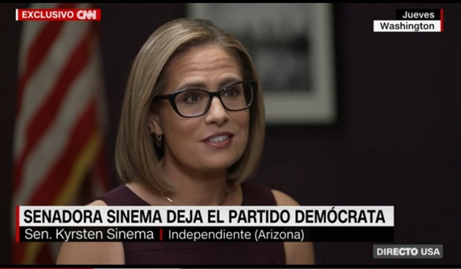 Senadora Kyrsten Sinema deja el Partido Demócrata para registrarse como independiente