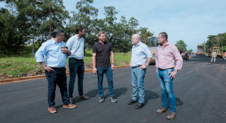 Programa Pavimento Urbano: La Dirección Provincial de Vialidad y el Municipio de Aristóbulo del Valle, asfaltan Colectora de la Ruta Nacional N° 14