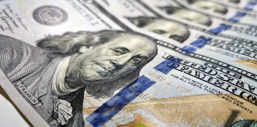 En su último día de gestión, el Banco Central devaluó y puso al dólar a 385 pesos, mientras el Nación lo vende a 400,50 pesos