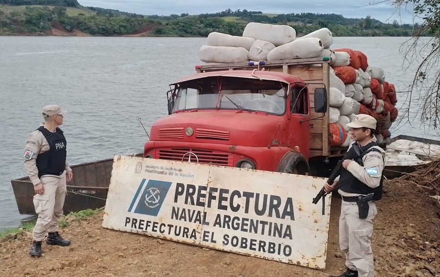 Exportación ilegal en El Soberbio: Prefectura Naval Argentina incautó un cargamento de tabaco y soja en el Río Uruguay