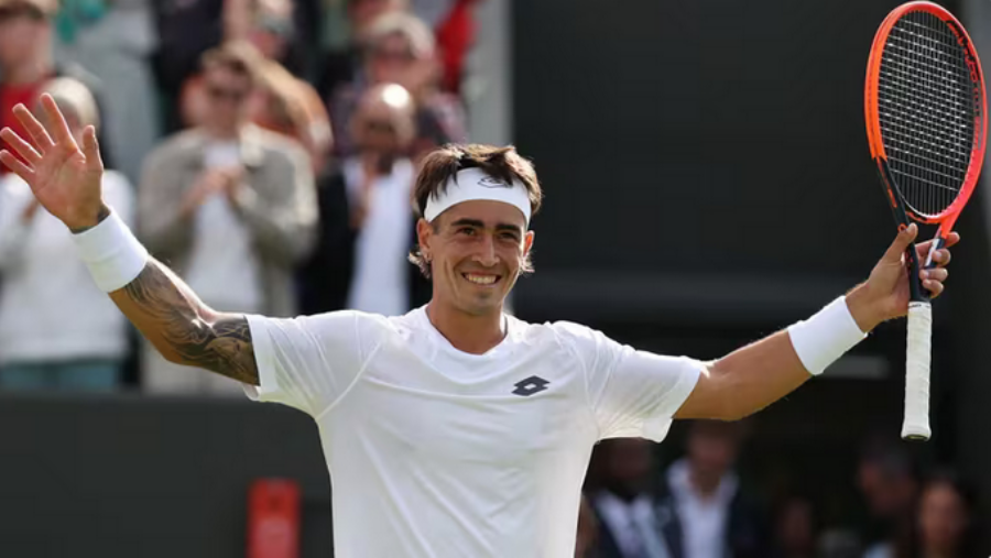 Tenis: Histórico triunfo del argentino Francisco Comesaña en Wimbledon: venció al ruso Rublev y ganó su primer partido en el circuito ATP