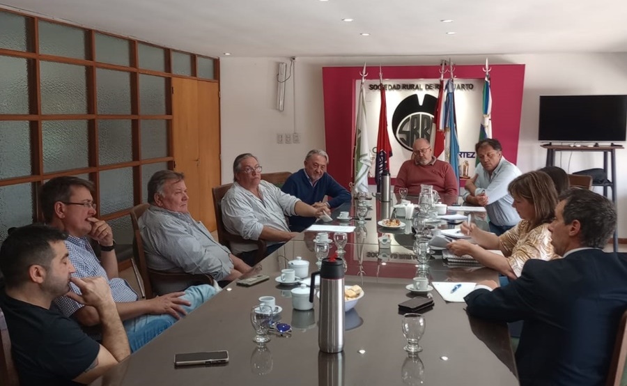 Productores lecheros y funcionarios provinciales abordan las problemáticas del sector lácteo en Córdoba