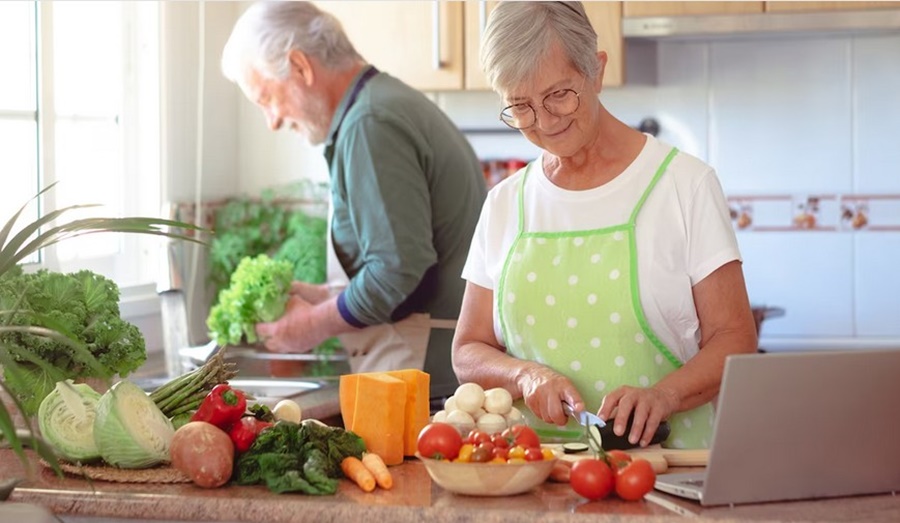 Para mayores de 65: Qué alimentos hay que evitar y cuáles priorizar, según los especialistas