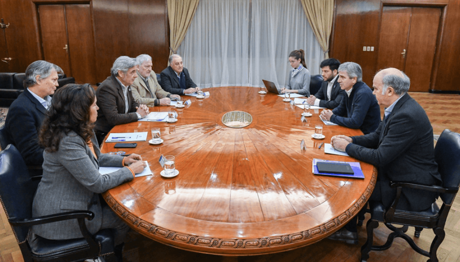 Caputo se reunió con la Sociedad Rural y prometió: “El futuro está en la reducción de retenciones”