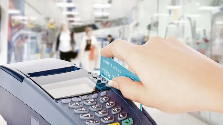 Bancos y billeteras virtuales: Consumos con tarjeta, la AFIP actualizó los montos mínimos para gastar sin controles