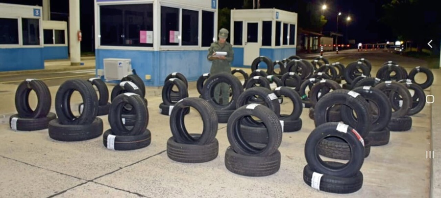 Gendarmería Nacional secuestró 97 neumáticos que eran enviados por encomienda, los bultos habían sido interdictados en la localidad correntina de Villa Olivari