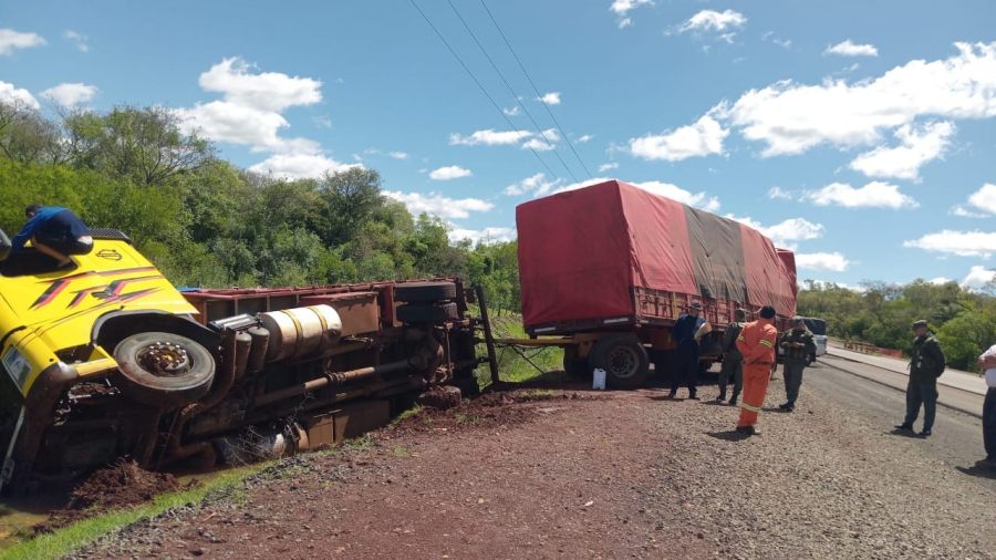 Un camión cargado con yerba mate despistó sobre la Ruta Nacional N° 105, en jurisdicción del Municipio misionero de San José, no hubo heridos
