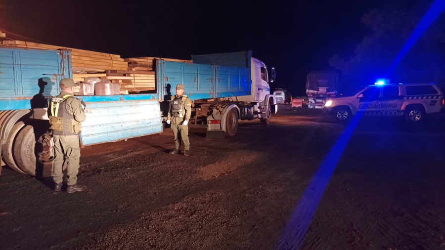 Un conductor pretendió darse a la fuga cuando su carga de marihuana fue descubierta, el estupefaciente se encontraba oculto debajo de una carga de tablones de madera