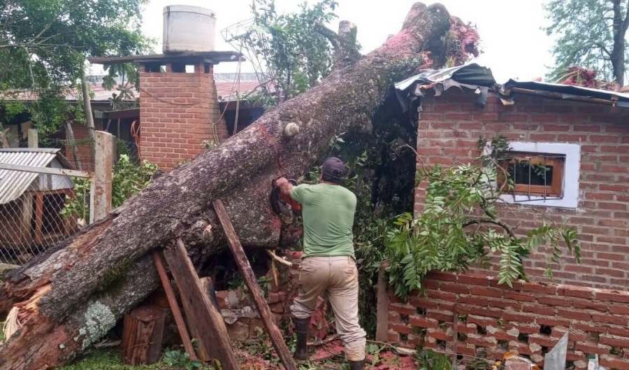 Misiones: Un temporal con ráfagas fuertes afectó al Municipio de Montecarlo, trabajaron para asistir a las afectados, alrededor de 80 familias fueron damnificadas y 40 viviendas con techos dañados, no hubo heridos graves