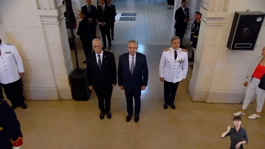 Alberto Fernández abandonó en forma anticipada la ceremonia de egreso de oficiales y generó malestar en las FFAA