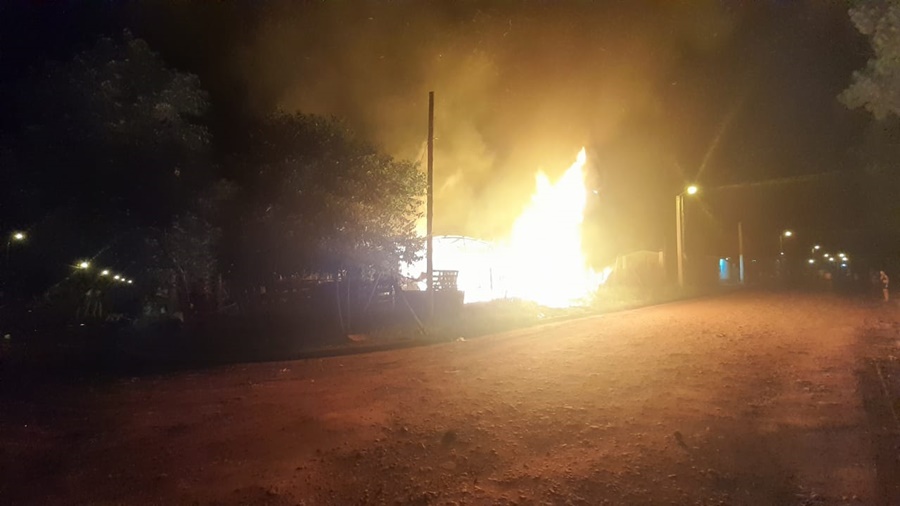 Posadas: La Policía de Misiones detuvo a un individuo acusado de incendiar su vivienda, la esposa e hijos estaban en el interior del inmueble