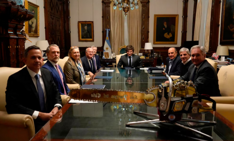 Primera reunión del equipo económico post derrota electoral: El Presidente, Javier Milei y el Ministro de Economía, Luis Caputo recibieron al Presidente del Banco Interamericano de Desarrollo, Ilan Goldfajn
