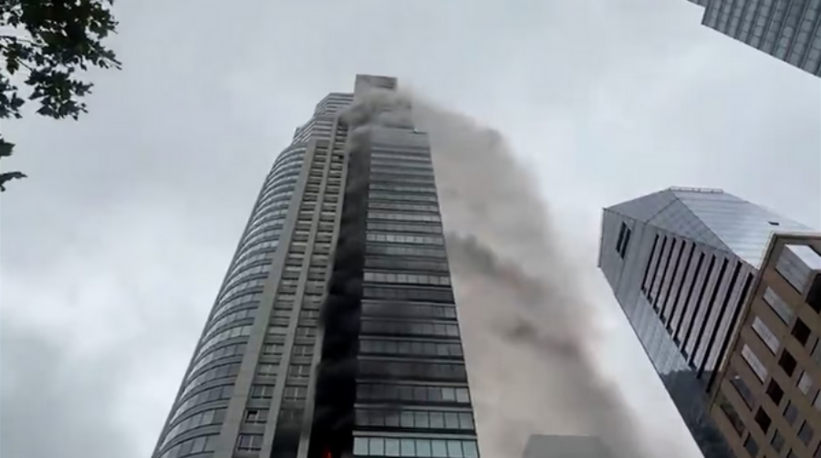 Incendio en una torre de Puerto Madero en CABA: El fuego tomó ocho pisos y hubo 100 evacuados, se confirmó que la situación fue controlada minutos después de las 14 horas del día martes