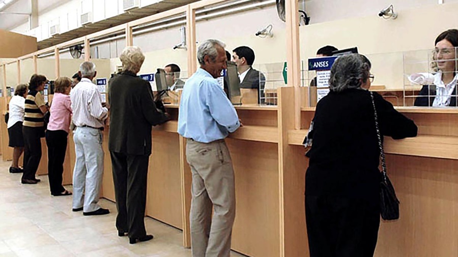Entró en vigencia: Oficializan el bono de 55.000 pesos para jubilados que cobran la mínima y un aumento del 100% para la Asignación Universal por Hijo