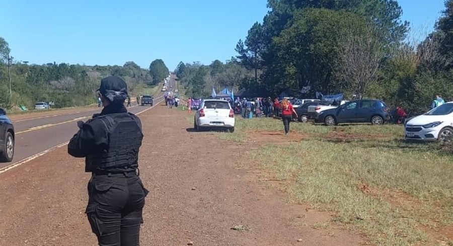 Misiones: Docentes autoconvocados levantaron el corte sobre la Ruta Nacional Nº 12, por el momento, los manifestantes permanecen reunidos a la vera de la misma