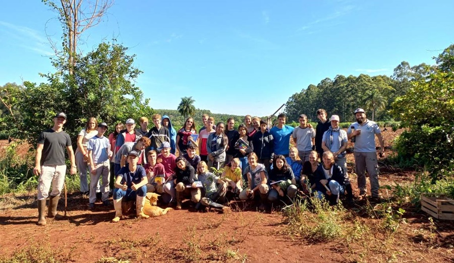 Misiones: Sistematización de suelos y plantación de árboles en la EFA de Capiovisiño