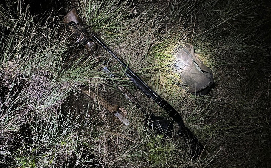 Cazador furtivo se ocultaba en la banquina con sus presas y armamento