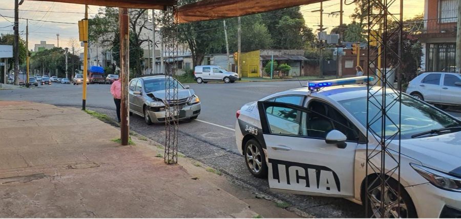 Una mujer resultó lesionada en un siniestro vial en la intersección de las avenidas; López y Planes y Santa Catalina, en la ciudad misionera de de Posadas