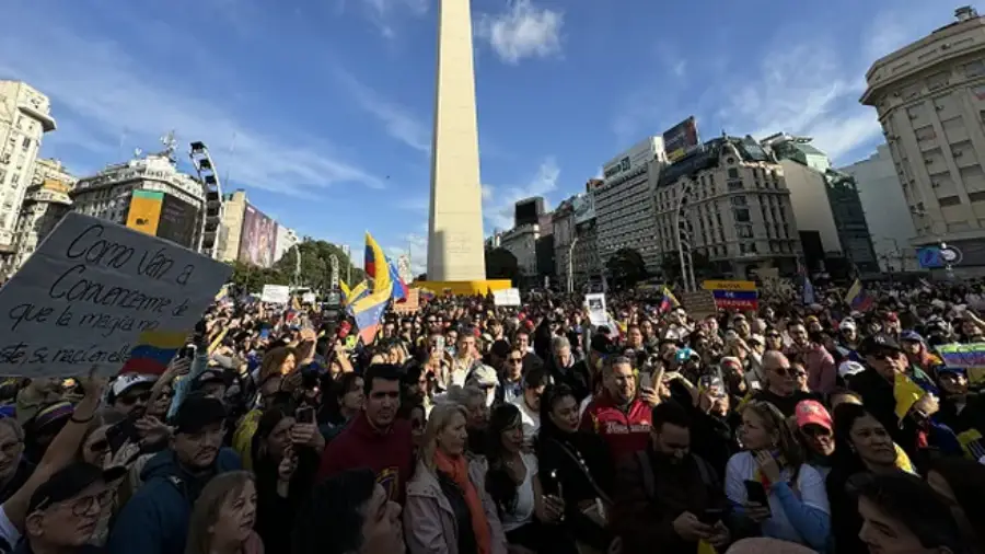 Elecciones en Venezuela: Masiva marcha en contra de Nicolás Maduro en el Obelisco