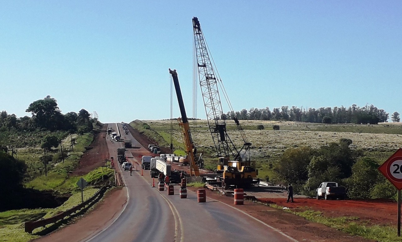Misiones: Avanza la construcción de la Autovía sobre la Ruta Nacional N° 105, se concretó en el tramo de las obras el montaje de las vigas del nuevo puente en el Arroyo Pindapoy Chico