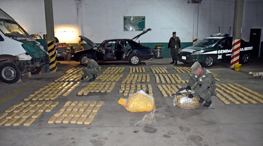 Individuo efectuó disparos contra gendarmes luego de evadir un puesto de control: El arma de fuego era empuñada por el acompañante, quien logró huir, en tanto el conductor del automóvil resultó detenido en el lugar