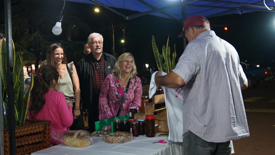 En el marco de la Semana Santa en Apóstoles, se desarrolló la Noche Agricultura, donde se presentaron numerosos expositores, productores, artesanos, feriantes y emprendedores gastronómicos